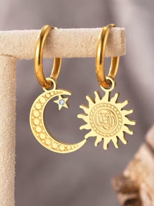 Pendiente aro oro pequeño luna y sol asimetrico