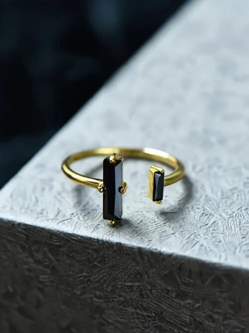 Anillo doble barra bañado en oro obsidiana negra