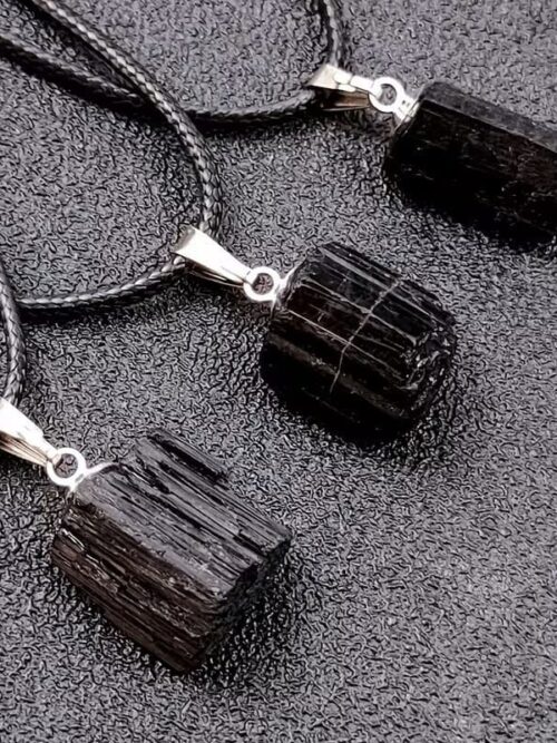 Colante de turmalina negra con cordon