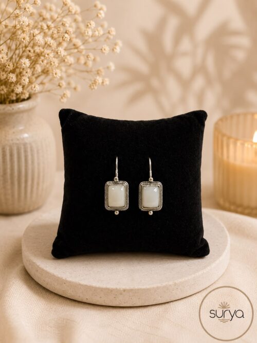 Pendiente en forma rectangular con piedra cuarzo blanco