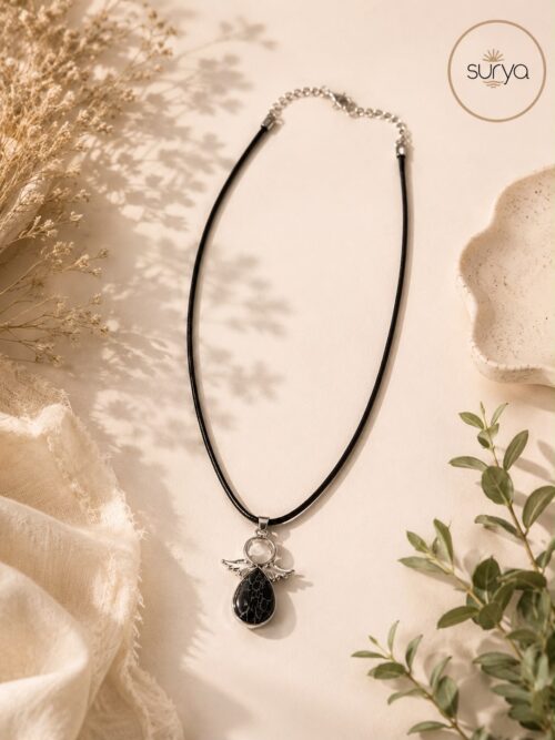 Collar angelito howlita negra